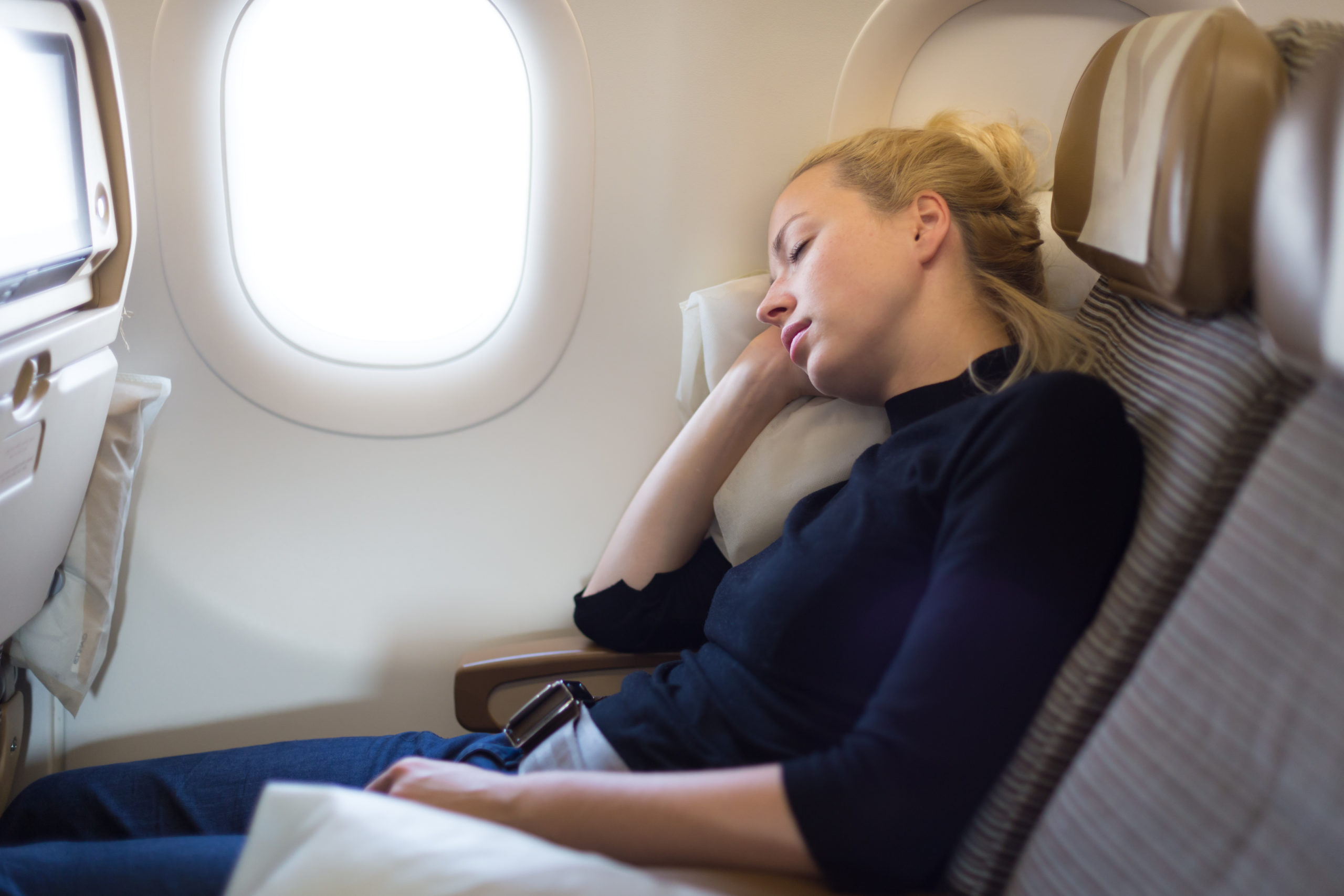 Спит в самолете